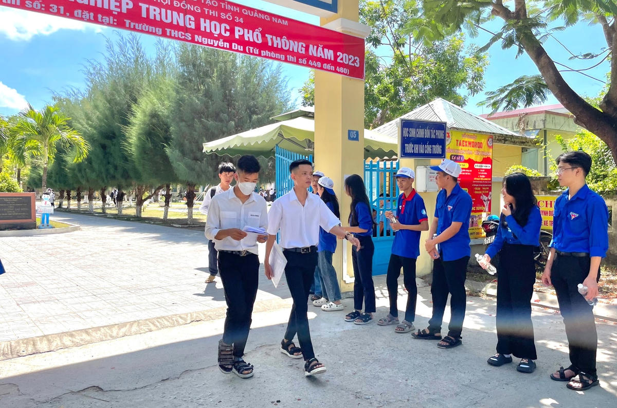 Thí sinh hoàn thành bài thi môn Toán với tâm trạng vui vẻ.