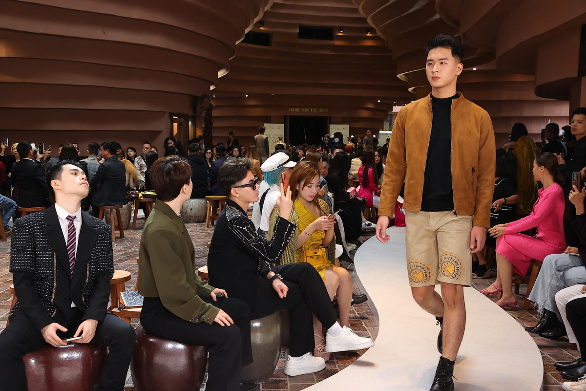 Hạ Vy, Andrea Aybar sải bước ấn tượng với thiết kế menswear