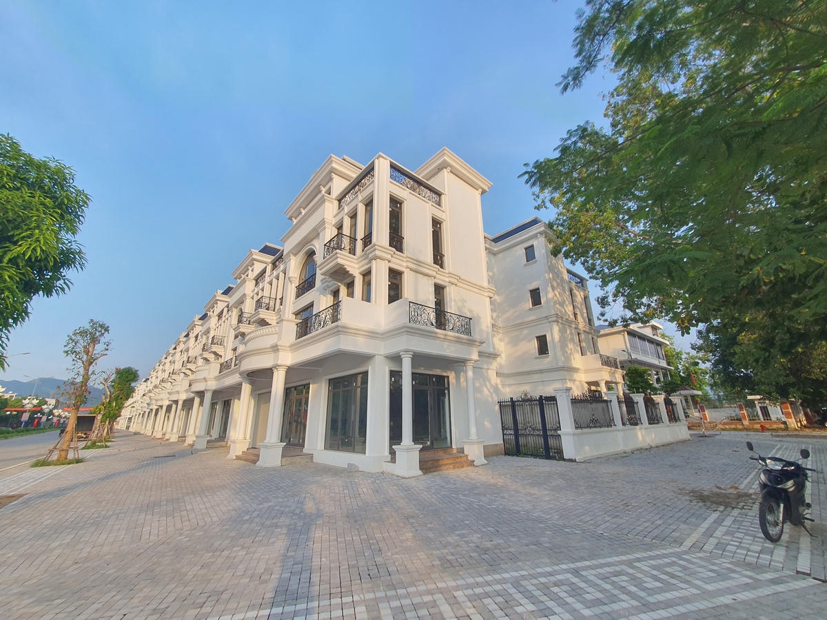 Tương tự, tại khu biệt thự liền kề nằm ở mặt đường Trương Hán Siêu (phường Thịnh Lang, TP Hoà Bình) cũng chung cảnh ngộ vắng bóng người ở, cửa đóng kín mít, ít người lại qua.