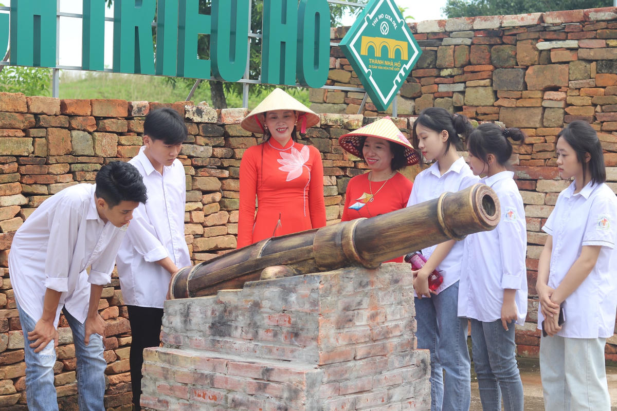 Tiếp sau đó, đoàn đến là khu phục dựng, mô phỏng súng thần công, gắn liền với tên tuổi của Hồ Nguyên Trừng (con trai của Hồ Quý Ly).  Ảnh: Đình Minh 