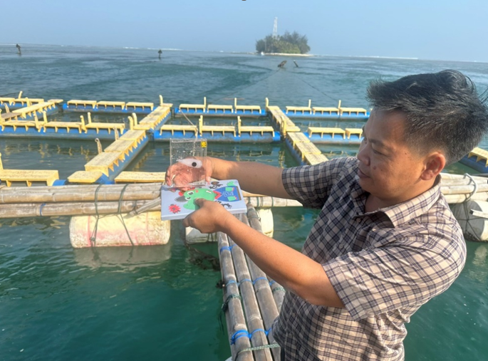 Chuyên gia thử nghiệm mẫu nước tại vùng nuôi trồng sắp tới tại Indonesia.