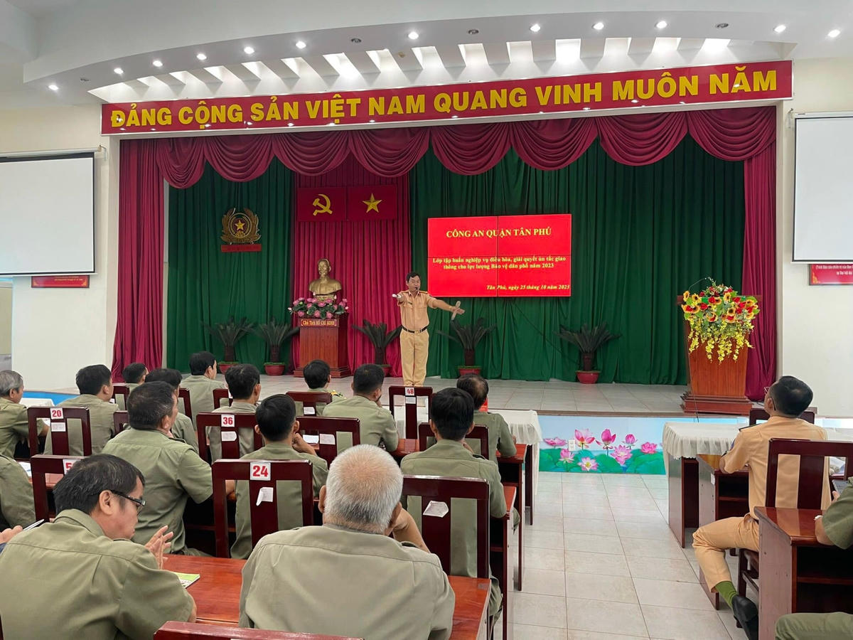 Công an quận Tân Phú tổ chức tập huấn bảo vệ an toàn thực hiện nhiệm vụ cho bảo vệ dân phố, dân phòng.