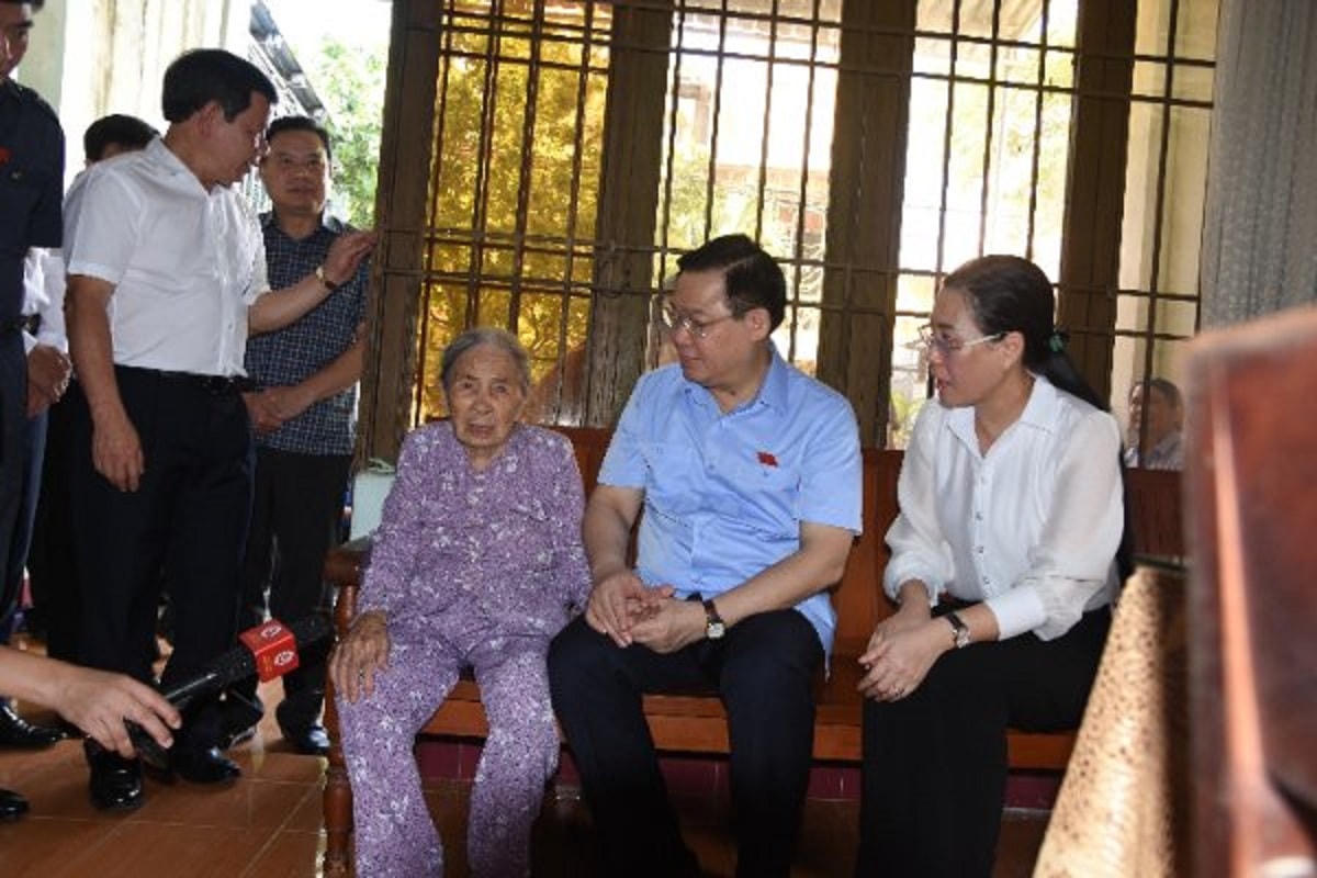 Chủ tịch Quốc hội thăm hỏi Mẹ VNAH Nguyễn Thị Thư.