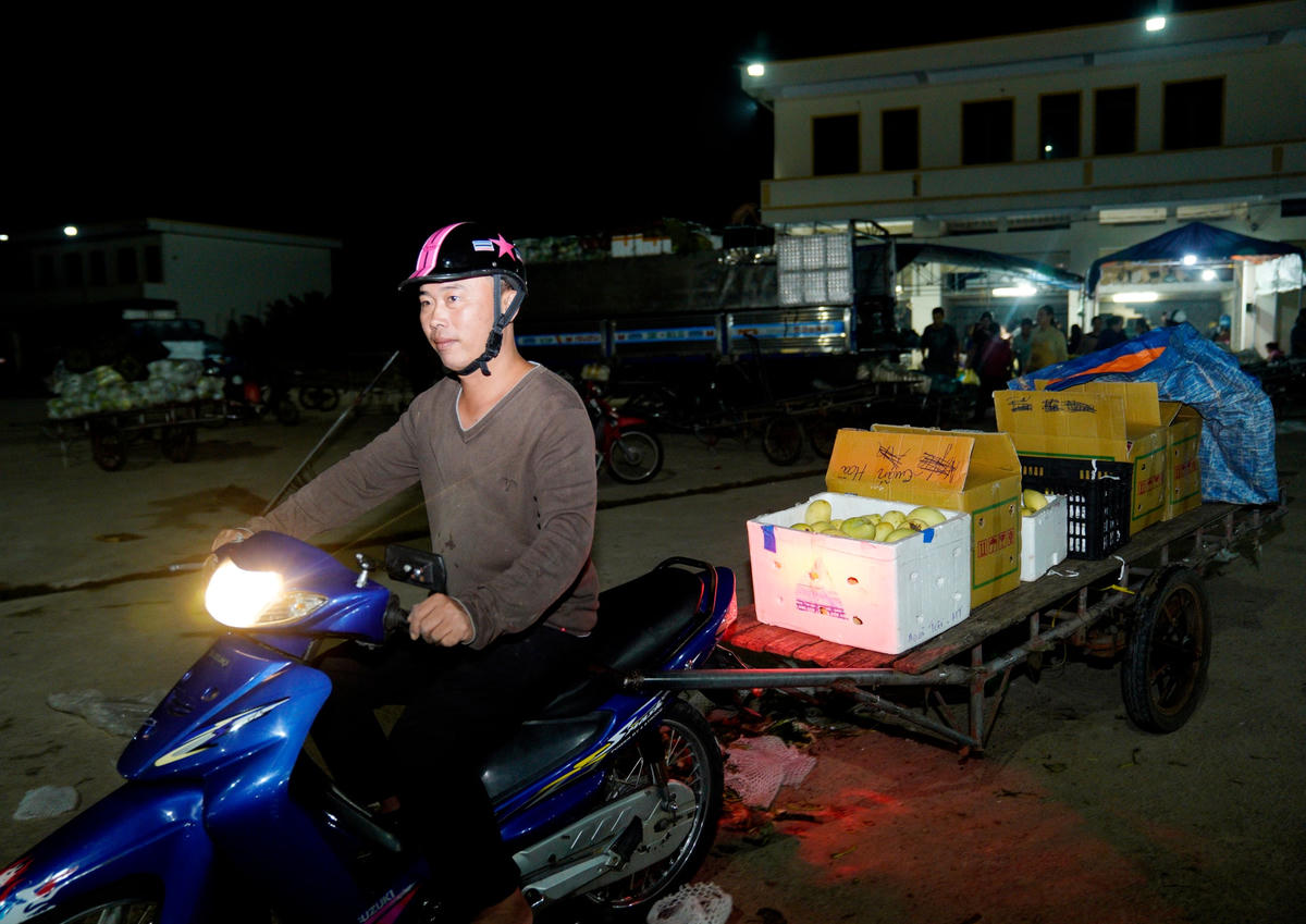 Thời tiết bắt đầu chuyển mùa nên đêm về khuya đã bắt đầu se lạnh, khi mọi người đã chìm vào giấc ngủ, nhưng không khí tại chợ Bình Hương (TP. Hà Tĩnh) vẫn nhộn nhịp hơn bao giờ hết.