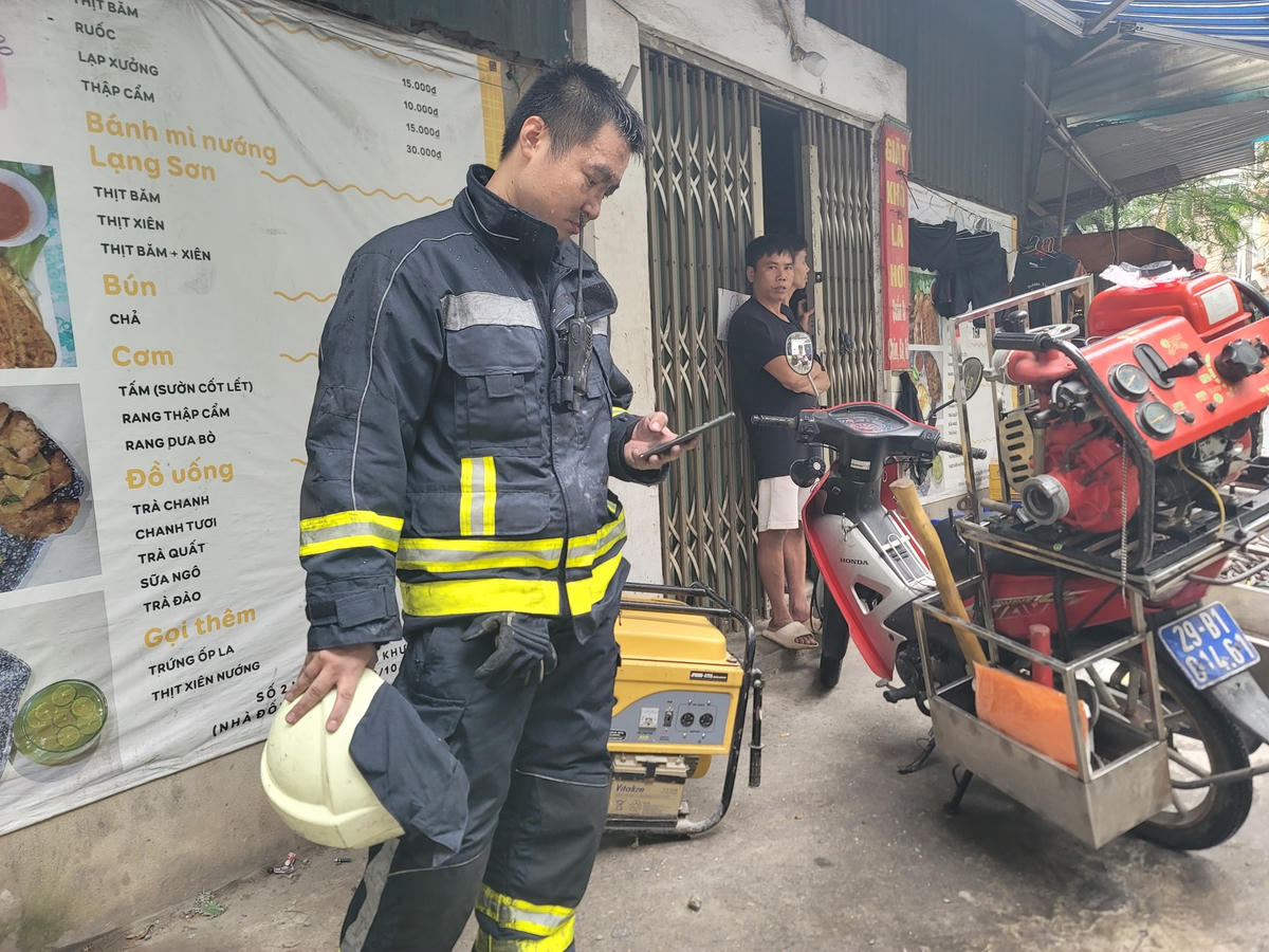 Phó Thủ tướng Trần Lưu Quang chỉ đạo cứu hộ tại hiện trường vụ cháy ở Hà Nội