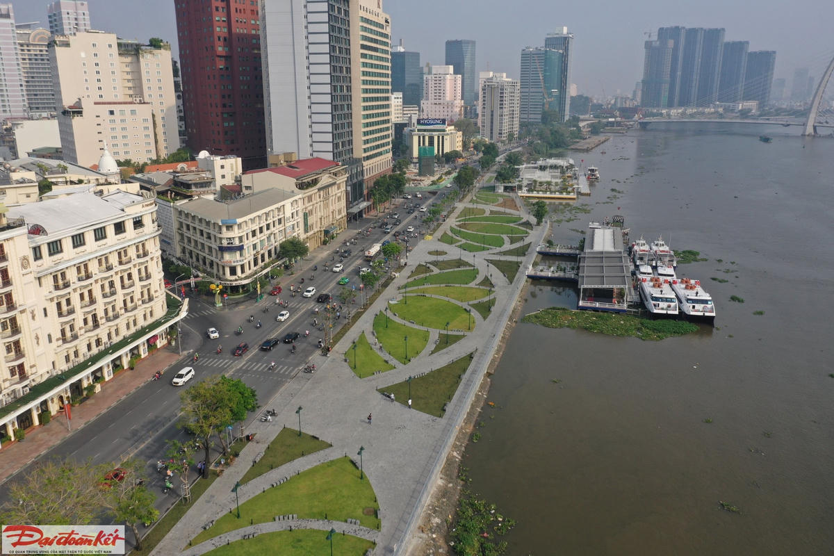 Công viên bến Bạch Đằng (quận 1) sau khi được cải tạo đã trở thành "điểm đến" phát triển du lịch và dịch vụ của TP HCM. (Ảnh: Hồng Phúc).