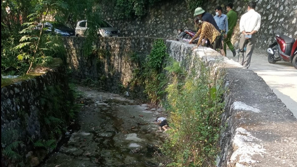 Thi thể nam dưới lòng suối ông Ninh.