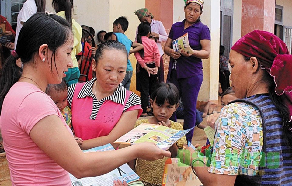 Nhân viên y tế tuyên truyền, nâng cao hiểu biết cho người dân thôn Năm Tầng (xã Đắk R'la, huyện Đắk Mil) về vấn đề tảo hôn.