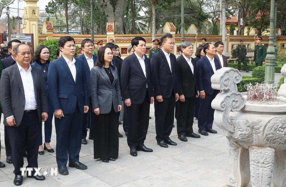 Chủ tịch nước Lương Cường và đoàn công tác tại Nhà tưởng niệm Trung tướng Nguyễn Bình ở xóm Cả, làng Yên Phú, xã Giai Phạm, huyện Yên Mỹ, Hưng Yên. (Ảnh: Lâm Khánh/TTXVN)
