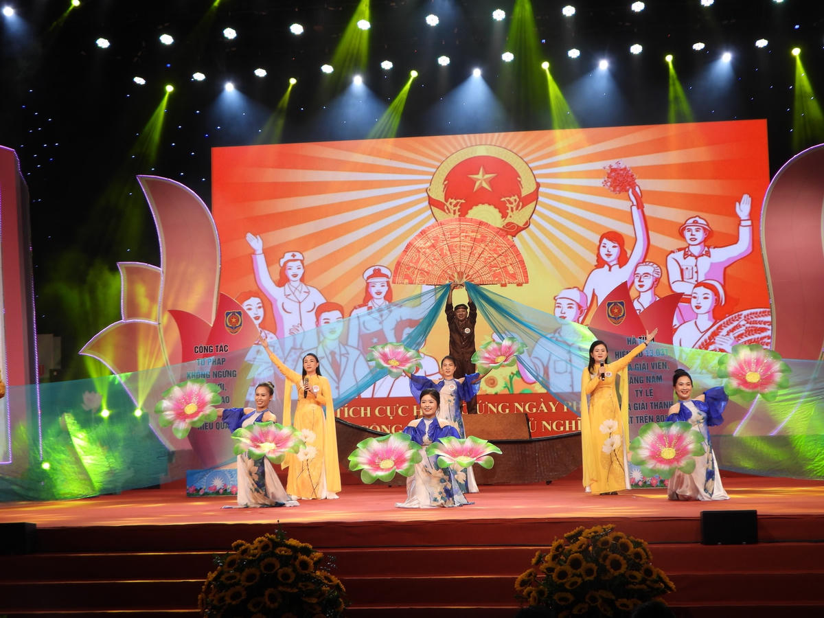 Đội thi Hà Tĩnh trong phần thi Giới thiệu.