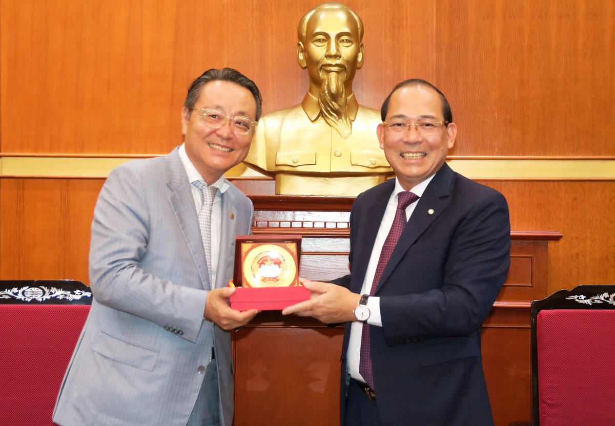 Phó Chủ tịch Hoàng Công Thủy tặng Biểu trưng MTTQ Việt Nam cho Hội những người Hàn Quốc yêu Việt Nam.