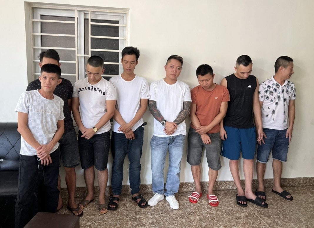 Công an huyện Quảng Trạch vừa bắt quả tang 8 đối tượng sử dụng trái phép chất ma tuý ở quán Karaoke.