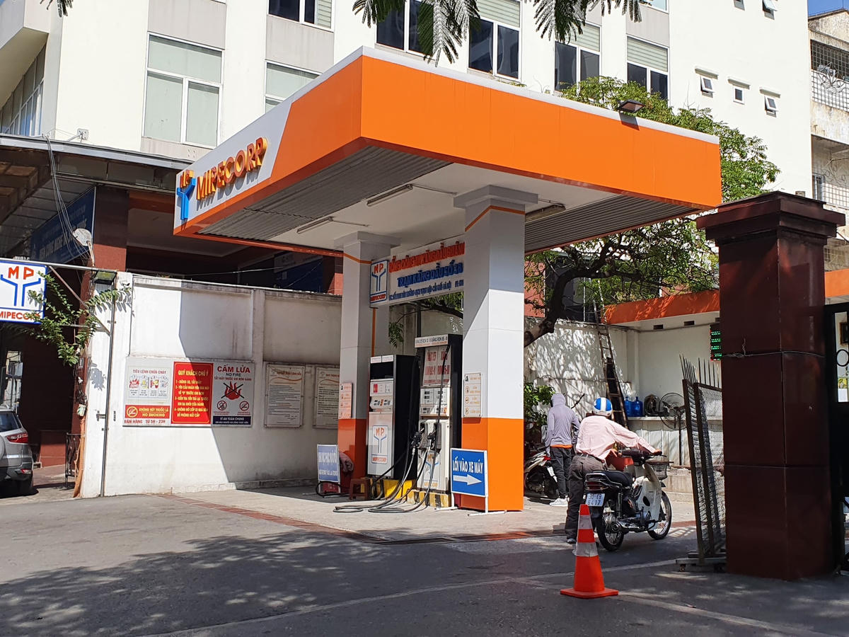 Cây xăng trên đường Phan Văn Trường (quận Cầu Giấy).