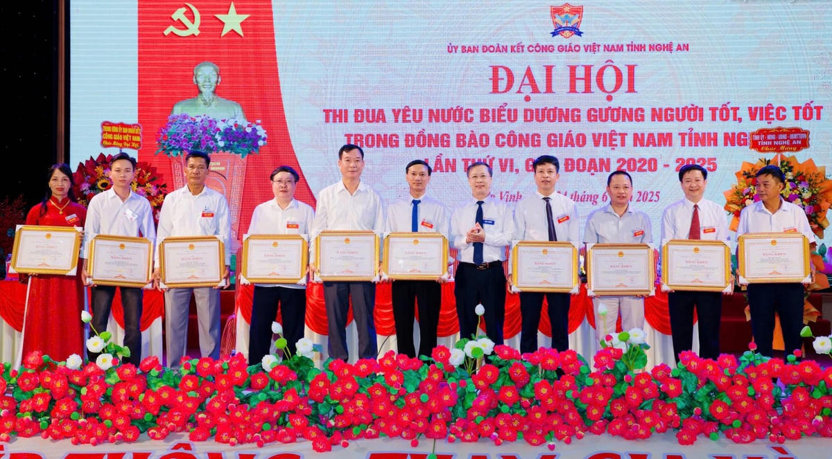 Lãnh đạo Ủy ban Mặt trận Tổ quốc tỉnh Nghệ An trao tặng Bằng khen của UBND tỉnh có thành tích xuất sắc trong phong trào thi đua yêu nước, sống tốt đời đẹp đạo giai đoạn 2020 – 2025 đã được nhận bằng khen của Chủ tịch UBND tỉnh Nghệ An. Ảnh: ĐB