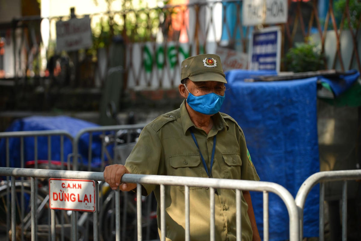 Lực lượng chức năng chia làm 4 ca, trực từ 7h sáng đến 23h đêm mỗi ngày. Các cán bộ giải thích kết hợp tuyên truyền, nhắc nhở người dân và du khách tạm thời không đến "phố cà phê đường tàu" trong thời gian chờ đợi biện pháp giải quyết của UBND TP Hà Nội và Bộ Giao thông Vận tải.