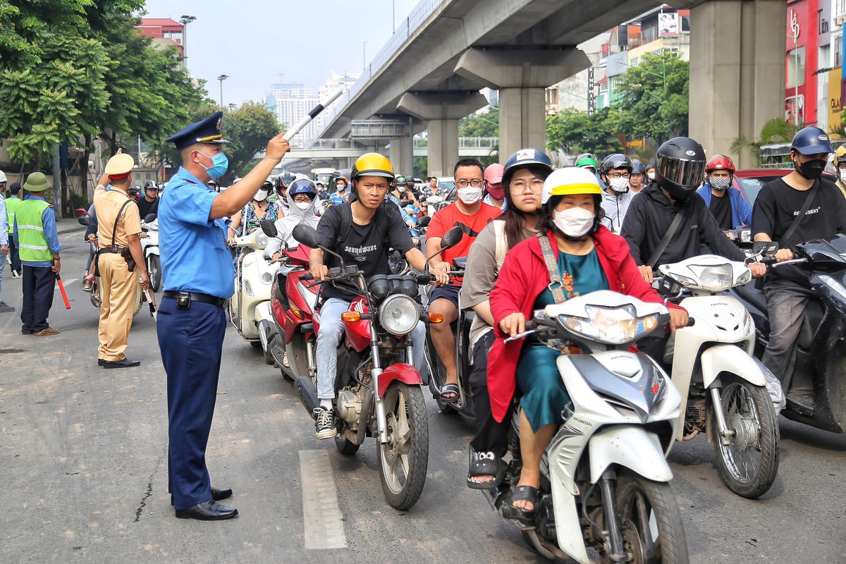 Theo đó, bắt đầu từ hôm nay (10/6), Sở GTVT Hà Nội sẽ cấm toàn bộ các phương tiện đi thẳng, rẽ trái tại nút giao Khuất Duy Tiến - Nguyễn Trãi theo hướng đi Khuất Duy Tiến, Ngã Tư Sở.