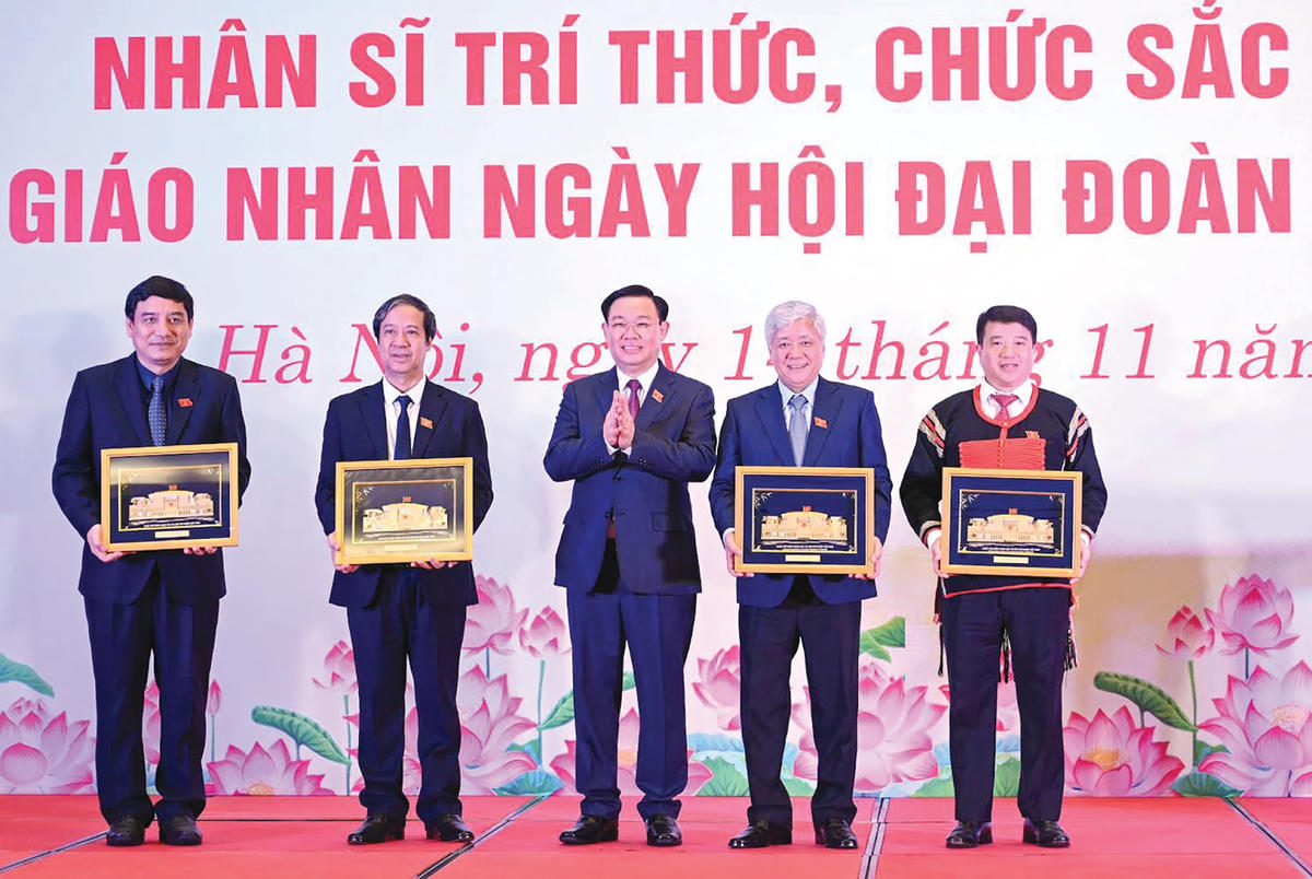 Chủ tịch Quốc hội Vương Đình Huệ gặp mặt đại biểu Quốc hội Khóa XV là người dân tộc thiểu số, nhân sỹ, trí thức, chức sắc tôn giáo và nhà giáo nhân Ngày hội Đại đoàn kết toàn dân tộc.  