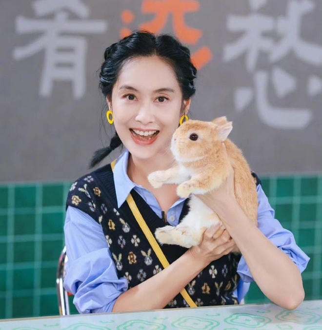 Theo thời gian, nhan sắc của Chu Ân vẫn nổi bật như ngày đầu bước chân vào Cbiz. 