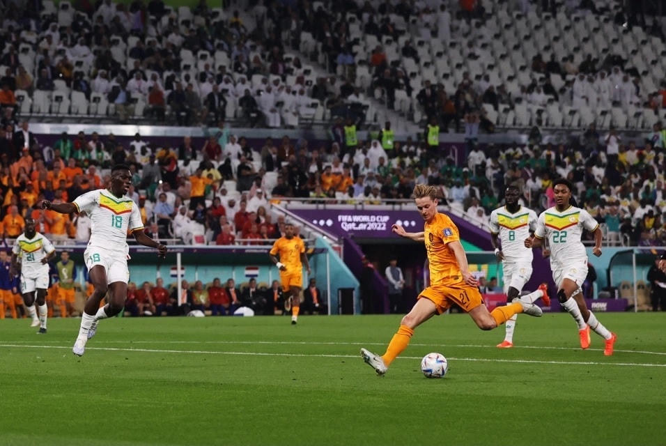 Frenkie de Jong bỏ lỡ cơ hội đáng kể nhất trong hiệp đấu đầu tiên.