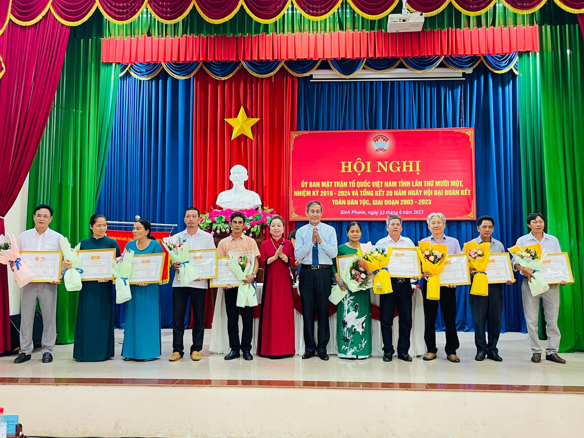 Ông Võ Văn Thiện, Trưởng Ban Công tác phía Nam- Ủy Ban Trung ương MTTQ Việt Nam cùng bà Lê Thị Xuân Trang - Chủ tịch UBMTTQVN tỉnh Bình Phước trao bằng khen của MTTQVN tỉnh Bình Phước cho các tập thể, cá nhân có thành tích xuất sắc, tiêu biểu trong tổ chức Ngày hội "Đại đoàn kết toàn dân tộc" ở khu dân cư giai đoạn 2003 – 2023. 