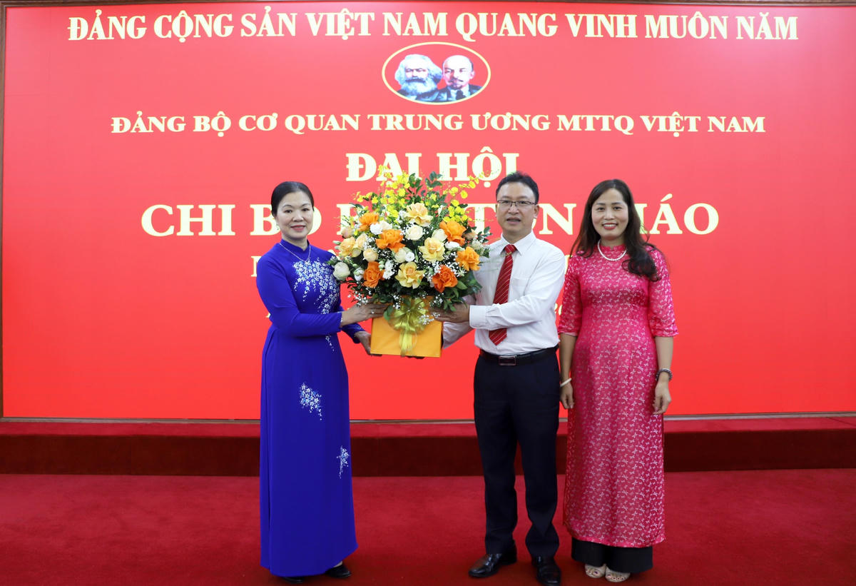 Phó Chủ tịch Trương Thị Ngọc Ánh tặng hoa chúc mừng Chi bộ Ban Tôn giáo UBTƯ MTTQ Việt Nam.