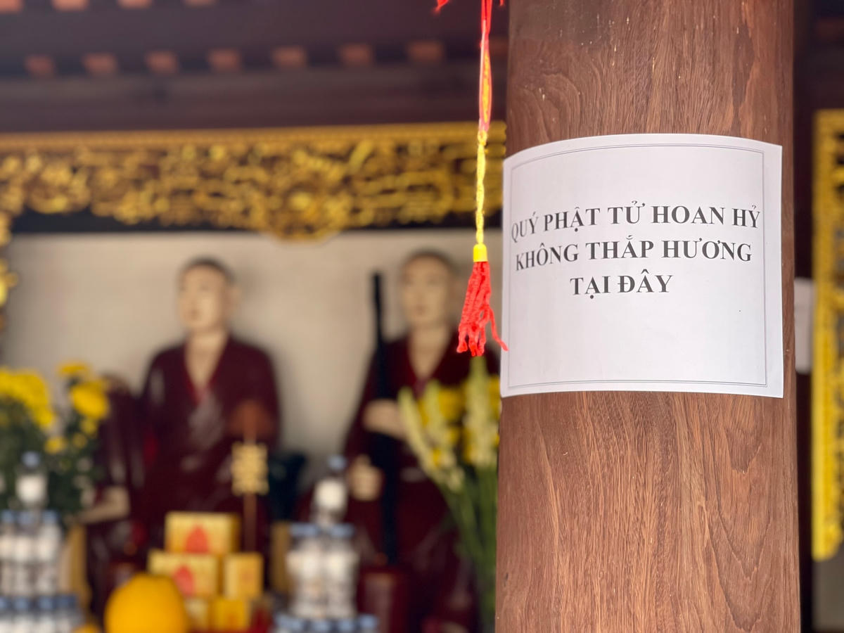 Tại đây, người dân đều ý thức thắp hương ở đỉnh hương đặt bên ngoài thay vì bên trong chùa.