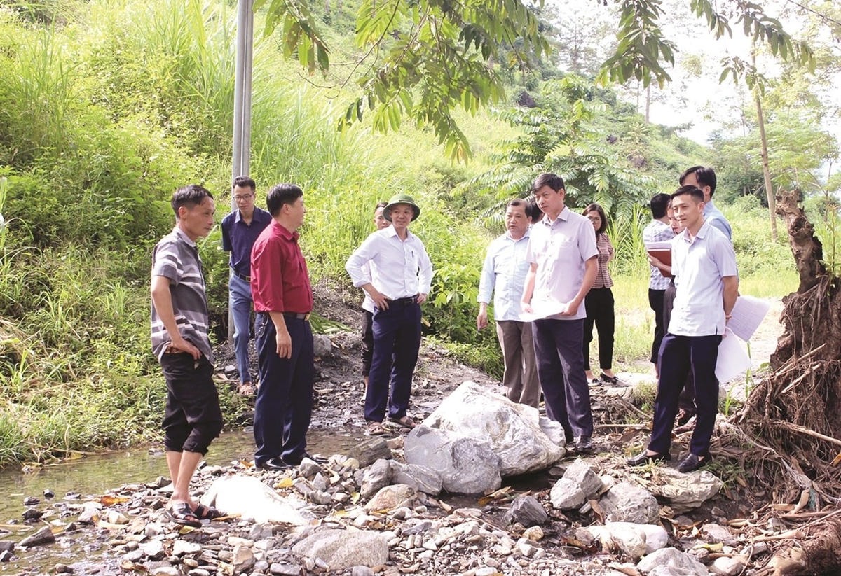 Ông Bế Văn Hùng - Trưởng Ban Dân tộc tỉnh Cao Bằng và Đoàn công tác kiểm tra công trình đường nông thôn Lũng Vài - Khau Trù - Nà Mấu, xã Mông Ân, huyện Bảo Lâm.