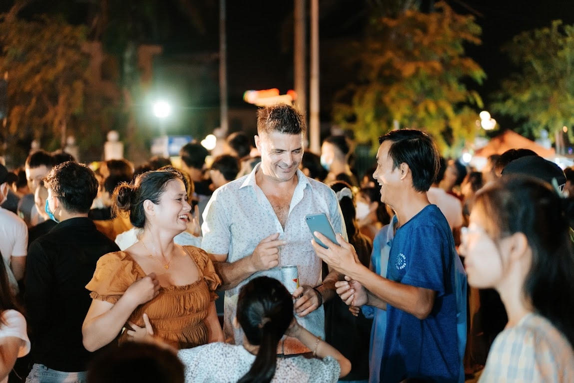 Lễ hội chợ đêm ngoài người dân địa phương còn thu hút nhiều du khách nước ngoài tham gia. Theo lãnh đạo TP Hà Tĩnh đánh giá phố đi bộ và chợ đêm ngoài góp phần quảng bá, kích cầu tiêu dùng, còn tạo ra các điểm vui chơi, mua sắm cho người dân, thu hút thêm du khách đến địa bàn. Kết thúc 3 ngày thử nghiệm, ước tính có hàng chục nghìn người tham gia. 