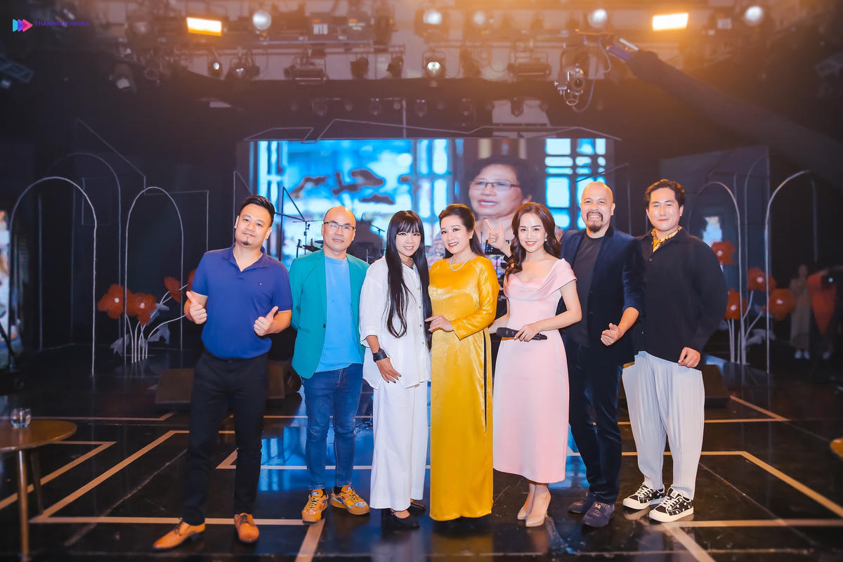 Không gian của "Thanh xuân tươi đẹp" tháng 10 hội tụ nhiều gương mặt quen thuộc. 