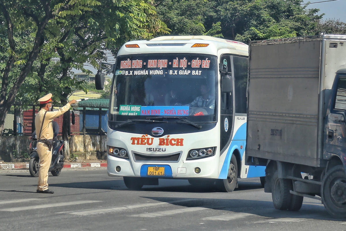 Đội CSGT số 14 xử lý phương tiện di chuyển "rùa bò" trên đường Giải Phóng.