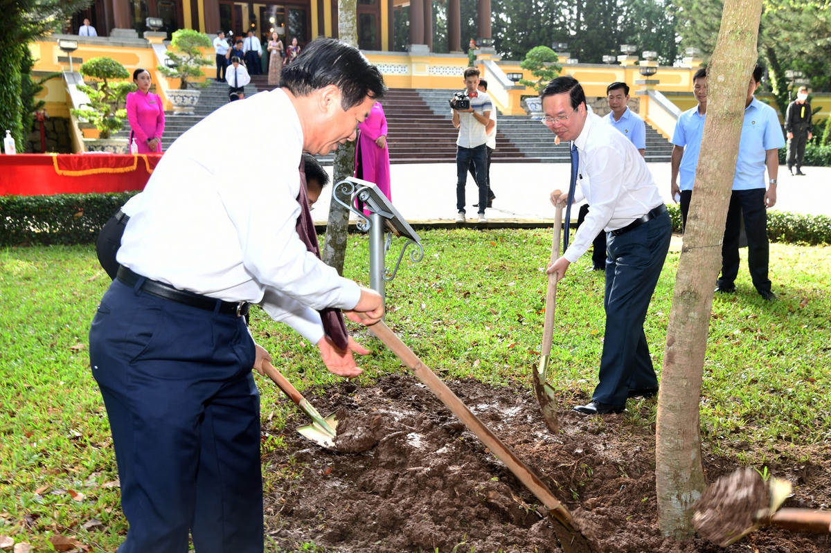 Chủ tịch nước Võ Văn Thưởng trồng cây lưu niệm tại Khu Lưu niệm Chủ tịch Tôn Đức Thắng.