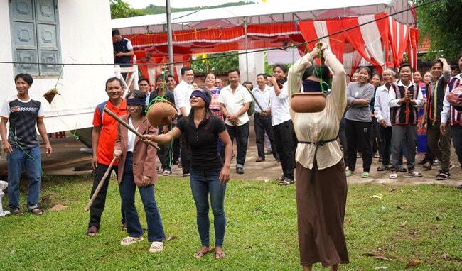 Người dân làng Hà Văn Trên, tham gia các trò chơi trong ngày hội.