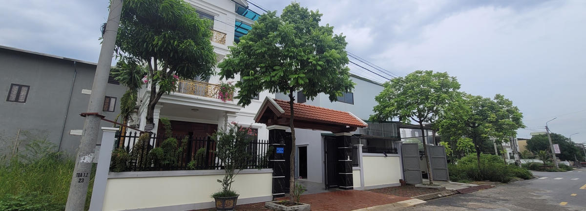 Những kiến trúc giống nhà ở kiểu này được gắn một tấm biển xanh đề tên công ty, doanh nghiệp, địa chỉ, số điện thoại... gắn trước cổng ra vào.