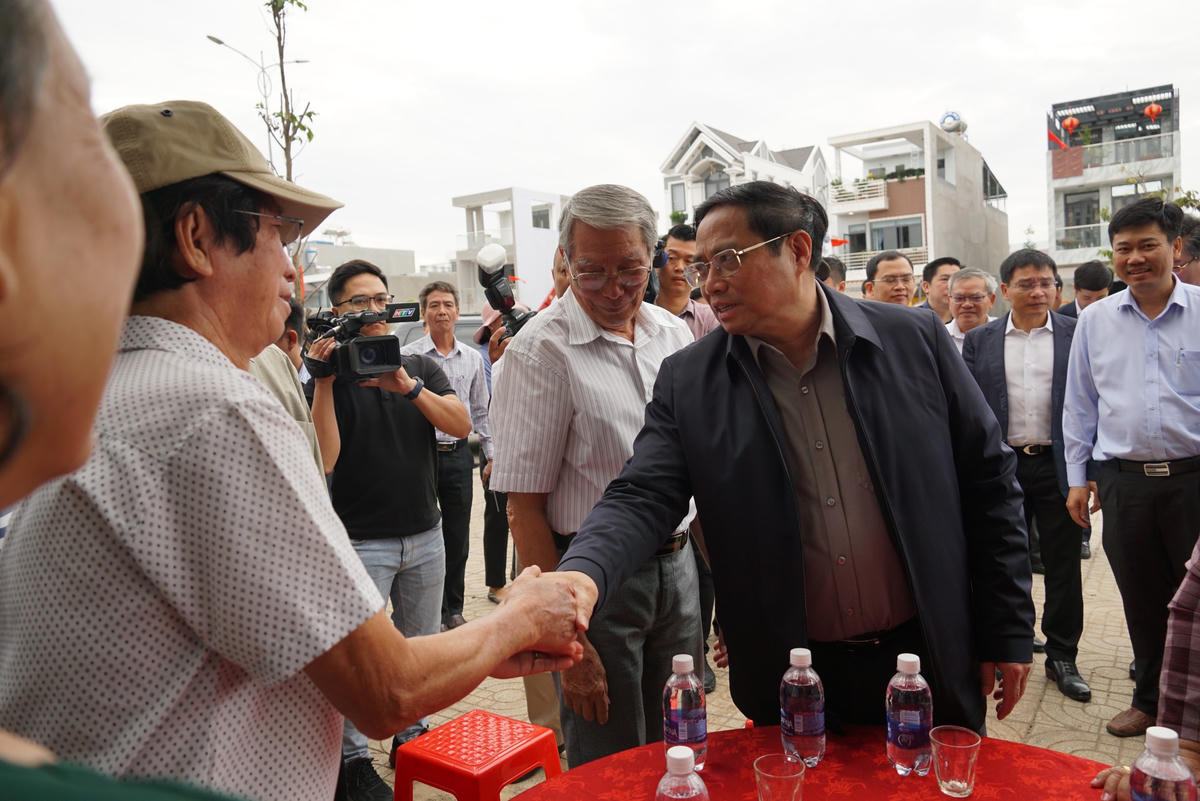Thủ tướng Chính phủ Phạm Minh Chính ân cần hỏi thăm nhân dân Khu tái định cư Lộc An - Bình Sơn, dự án Cảng hàng không quốc tế Long Thành, tỉnh Đồng Nai. Ảnh Mạnh Thìn.