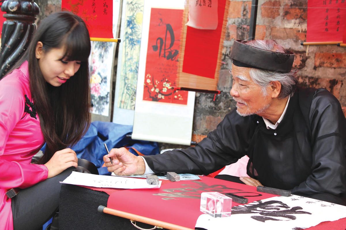 Ông đồ giảng giải chữ thánh hiền cho giới trẻ.  