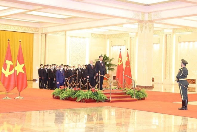 Tổng Bí thư Nguyễn Phú Trọng và Tổng Bí thư, Chủ tịch Trung Quốc Tập Cận Bình duyệt đội danh dự. Ảnh: Trí Dũng/ TTXVN.