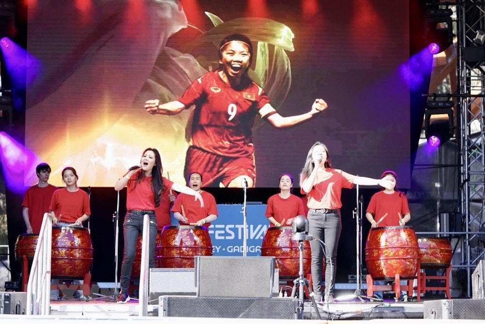 Màn trình diễn của nhóm Viet Bamboo khuấy động không khí trận mở màn World Cup 2023 của Đội tuyển Bóng đá Nữ Việt Nam. (Ảnh: Nhóm phóng viên TTXVN tại Australia).