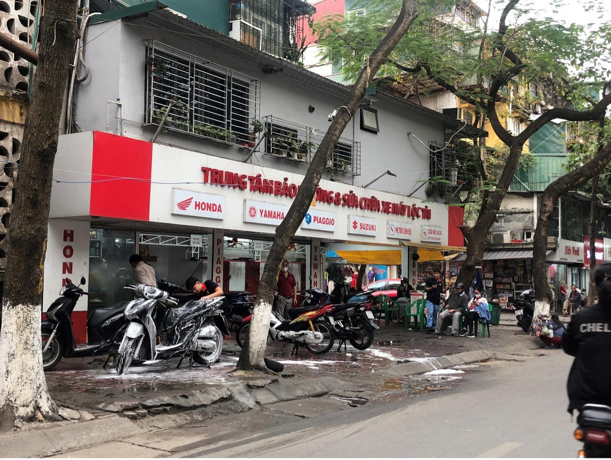 Cầu Giấy - Hà Nội: Người đi bộ gặp khó khi nhiều vỉa hè vẫn tràn lan hàng quán