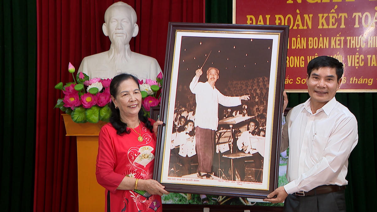 Ông Đỗ Việt Anh trao tặng người dân Bắc Sơn bức tranh "Bác Hồ bắt nhịp bài ca kết đoàn".
