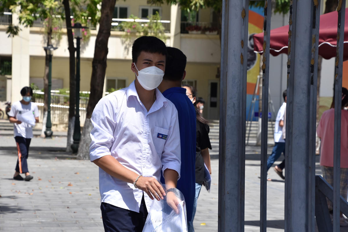 Trần Minh Sơn (THCS Giảng Võ) cho biết, đề Toán năm nay dễ hơn hẳn so với mọi năm. "Chỉ còn câu cuối em không kịp giờ làm, nhưng vẫn "ăn chắc" được 9,5 điểm", Sơn cho hay.