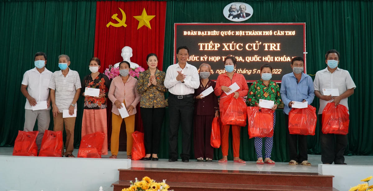 Đoàn ĐBQH TP Cần Thơ đã trao 60 phần quà cho gia đình chính sách, hộ nghèo.