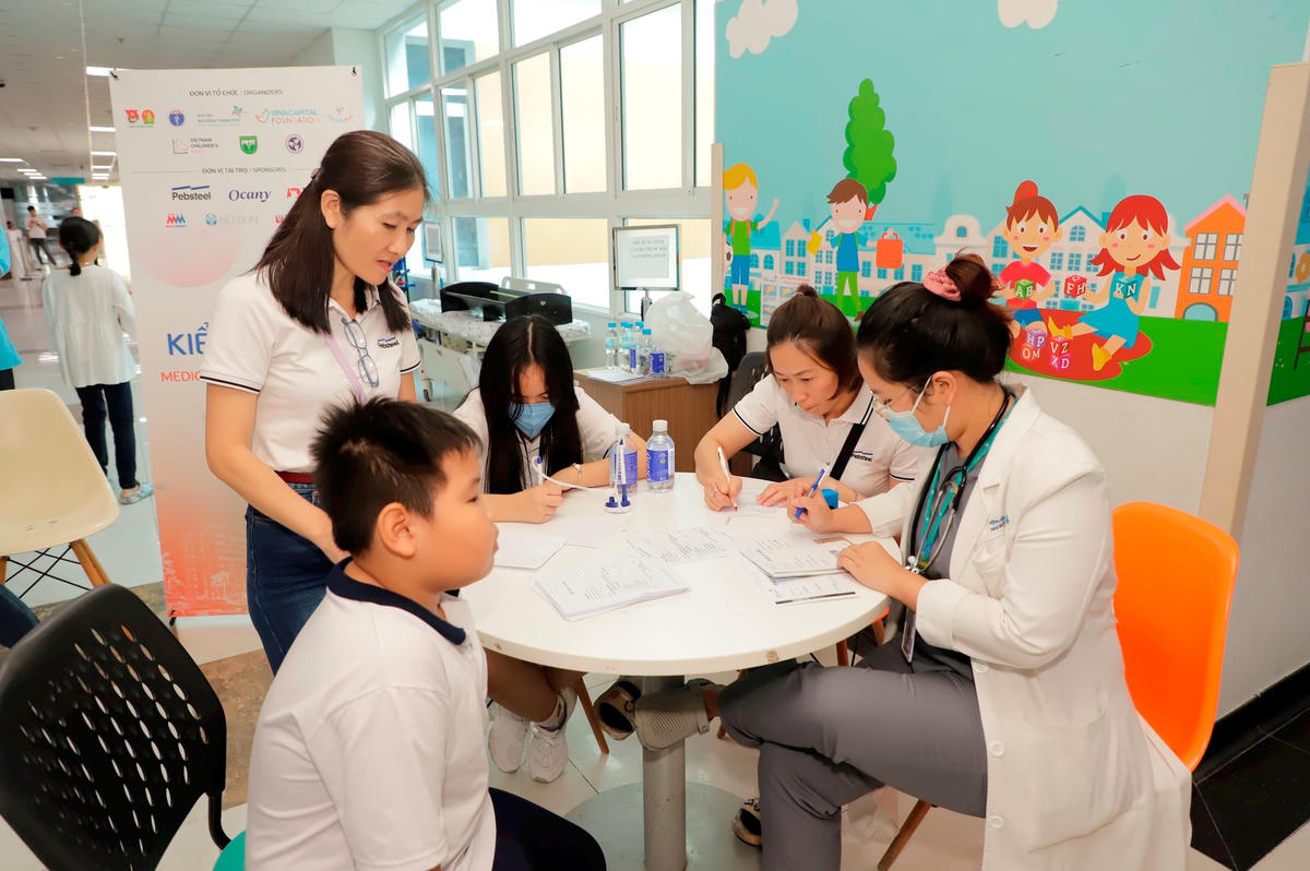 bac-si-va-tinh-nguyen-vien-ho-tro-tre-em-kham-suc-khoe.jpg