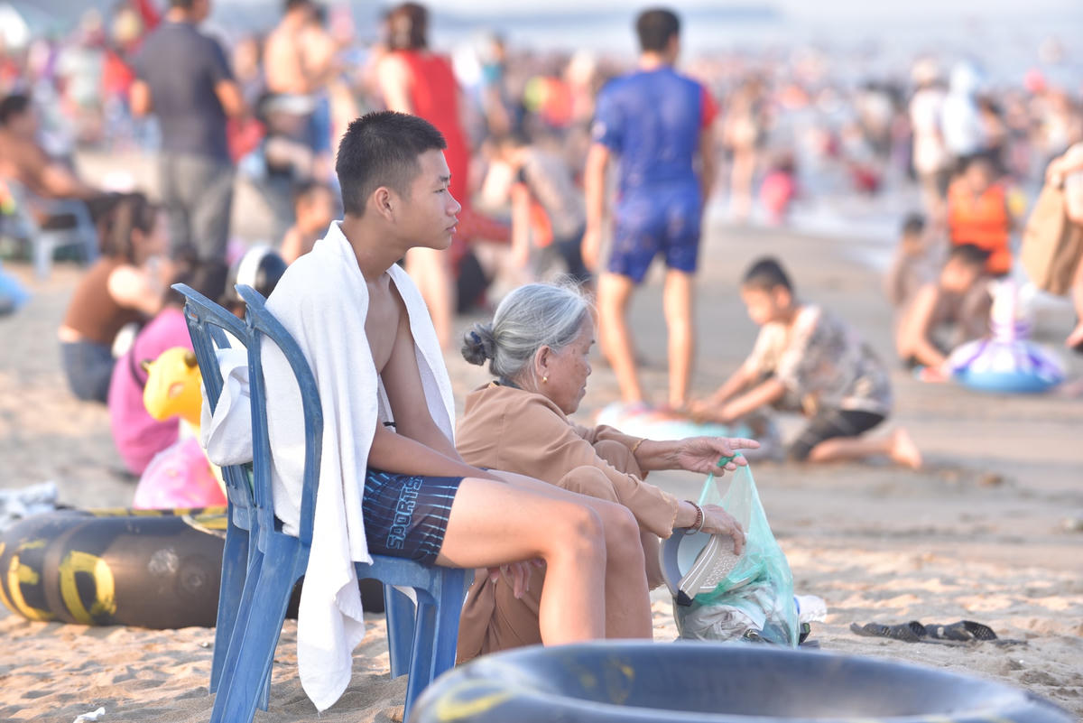 Một thiếu niên nghỉ ngơi sau sau nhiều giờ ngâm mình trong nước biển.