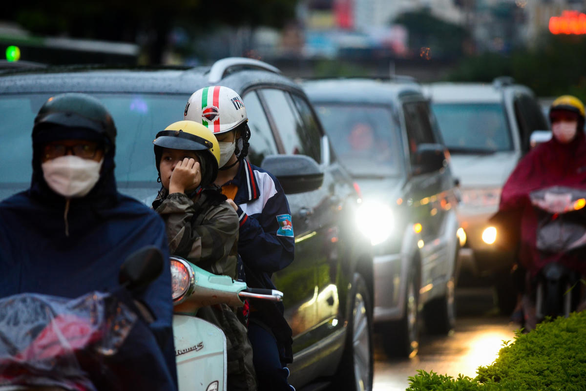 Mưa lớn kéo dài, người dân Hà Nội ken nhau trên đường về nhà