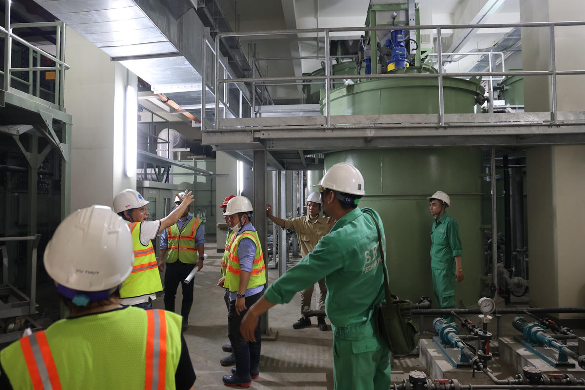 Nhiều hạng mục của nhà máy đang được các đơn vị gấp rút triển khai.