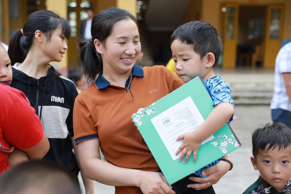 Niềm vui khi nhận được quà Trung thu của các em nhỏ và phụ huynh.