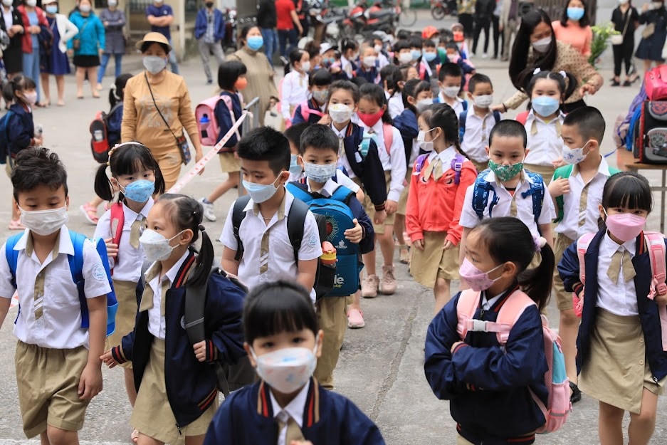 Quá tải trường, lớp đang là vấn đề nan giải tại các thành phố lớn. Ảnh minh họa: Quang Vinh.  