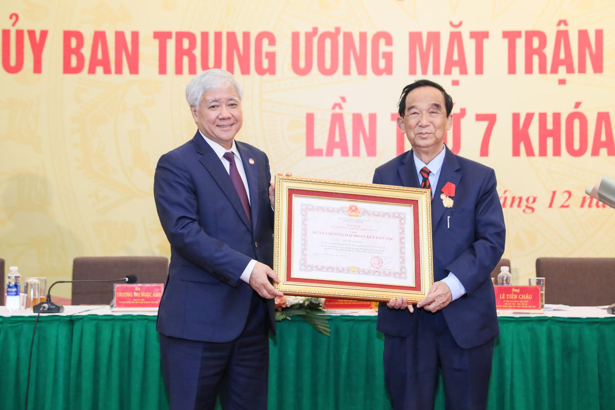 Bí thư Trung ương Đảng, Chủ tịch UBTƯ MTTQ Việt Nam Đỗ Văn Chiến, Phó Chủ tịch Hội đồng Thi đua – Khen thưởng Trung ương trao Huân chương Đại đoàn kết dân tộc cho ông Nguyễn Lân Dũng, Ủy viên UBTƯ MTTQ Việt Nam khóa III,IV,V,VI,VII,VIII,IX.