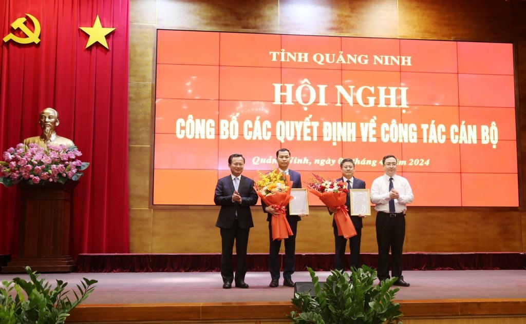 Lãnh đạo tỉnh Quảng Ninh trao quyết định và chúc mừng các ông Phạm Hồng Biên, Giám đốc Sở Kế hoạch và Đầu tư; ông Ngô Quang Hưng, Chánh Văn phòng UBND tỉnh Quảng Ninh.