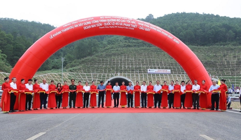 Sáng 29/4, Bộ GTVT chủ trì, phối hợp với tỉnh Thanh Hóa và tỉnh Bình Thuận chính thức tổ chức khánh thành và thông xe 2 dự án thành phần đầu tư xây dựng đoạn Mai Sơn – QL 45 và Phan Thiết - Dầu Giây thuộc Dự án xây dựng một số đoạn đường bộ cao tốc trên tuyến Bắc - Nam phía Đông giai đoạn 2017 – 2020.